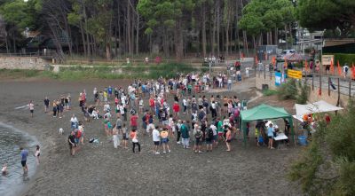 Prop de 300 persones es mobilitzen a Llançà per defensar la pineda de la Farella