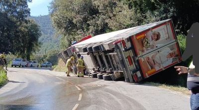 Un camió bolca a la GI-531 i perd part de la càrrega a Sant Esteve de Llémena