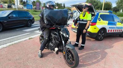 Denunciat un motorista a Lloret per dur un paquet de grans dimensions sobre el manillar