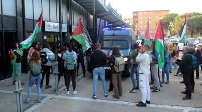 Piquet davant el Carrefour de Girona cridant a "boicotejar" Israel i empreses vinculades