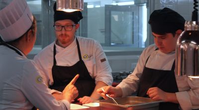 Els alumnes de l’Escola d’Hostaleria de l’Alt Empordà converteixen el malbaratament alimentari en alta cuina