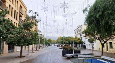 Roses aprofitarà l'estructura dels llums de Nadal a rambla Ginjolers per posar tendals a l'estiu