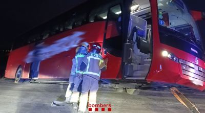 Un autobús accidentat queda a punt de caure per un talús a l'N-IIa a Figueres