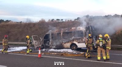 Una furgoneta crema completament al voral de l'N-II a Bàscara