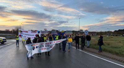 Uns 300 docents tallen la rotonda de Borrassà a l'N-II reclamen més recursos i condicions ''dignes''