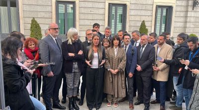Alcaldes i regidors de Junts celebren l’aprovació de la seva proposta de llei de multireincidència