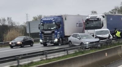 Topen un camió, una furgoneta i un turisme a l'AP-7 a Vilablareix