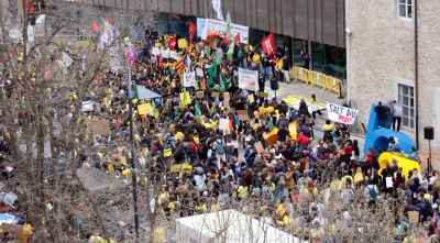 Més de 4.000 docents es manifesten a Girona