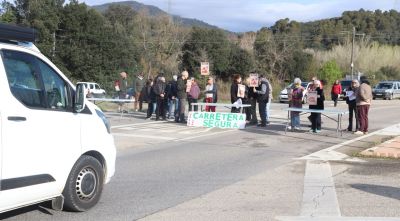 Veïns de la Vall de Llémena tallen la GIV-5313 en contra de l'ampliació de la carretera