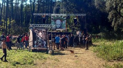 Una rave aplega unes 100 persones i 80 vehicles en una finca al massís de les Gavarres