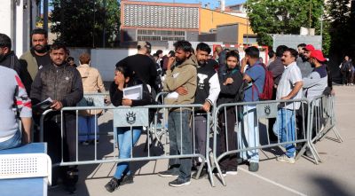 Cues de migrants a Salt per informar-se del procés de regularització extraordinària