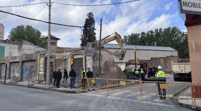La Bisbal enderroca tres habitatges a l’Aigüeta i redefineix un solar clau