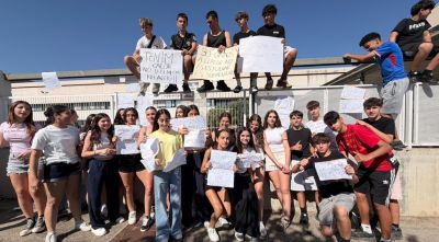 Alumnes de l'Institut de Llançà es manifesten per denunciar la calor a les aules