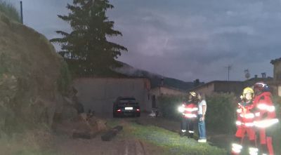 Les tempestes obliguen a evacuar un tren al Ripollès després de xocar contra un arbre caigut