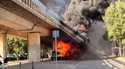 Un incendi calcina un autobús urbà a Girona sense causar ferits