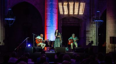 Andrea Motis inaugura l’ISTIU amb un concert que omple la Basílica de Castelló d’Empúries