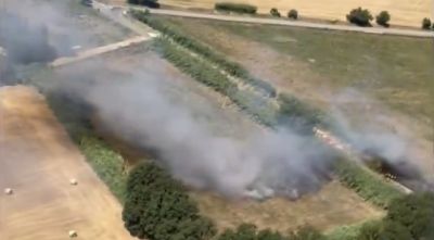 17 dotacions, tres d'aèries, treballen en un incendi en camps de conreu a Pedret i Marzà