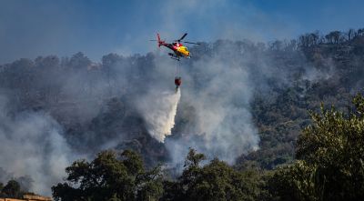 Els Bombers centren els esforços en evitar que l'incendi de la Bisbal avanci cap a Girona