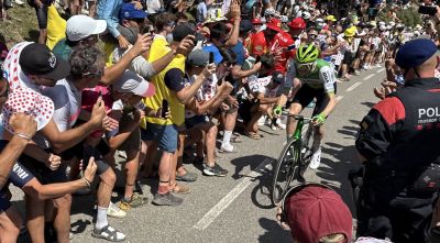 Milers d’aficionats omplen la Molina per veure el pas del Tour de França