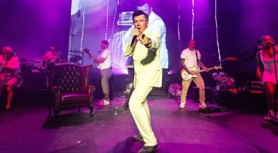 Rick Astley converteix Cap Roig en un karaoke gegant amb els seus grans himnes