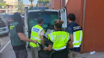 Desmantellen a Roses un magatzem de material falsificat destinat al top manta