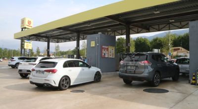 La gasolina i el dièsel tornen a pujar en plena operació sortida d’agost
