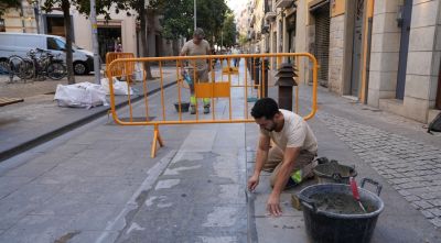 Les obres de pavimentació del carrer de Santa Clara de Girona tallen la circulació fins al 9 d'octubre