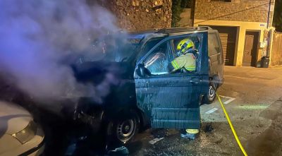 Crema un vehicle a Verges, afectant un altre cotxe i una façana