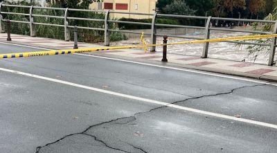 El desbordament del Ridaura esquerda l’asfalt d’un pont a Platja d’Aro