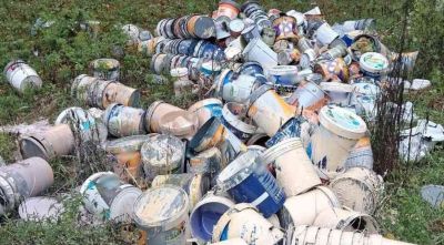 Denuncien una persona per abandonar entre 300 i 400 pots de pintura a Amer