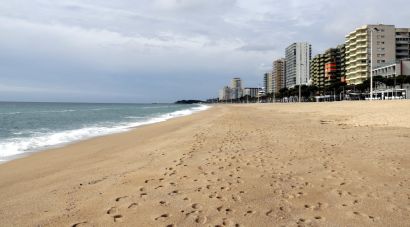 Un abocament d'aigües residuals obliga a tancar parcialment la Platja Gran de Platja d'Aro