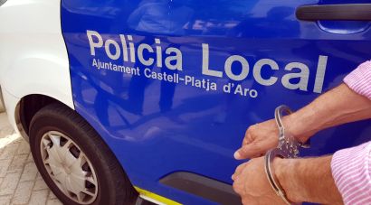 Atrapen a Platja d'Aro dos lladres que robaven a dins de cotxes amb un inhibidors