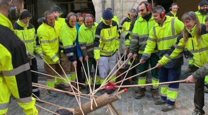 Treballadors reclamen els augments acordats a l'Ajuntament de Girona amb un tió: ''Madrenas, caga les peles'''