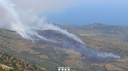 31 dotacions dels Bombers lluiten contra un incendi a Cadaqués