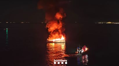 Crema una embarcació tripulada davant la costa de Roses