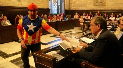 Antimonàrquics estripen una foto de Felip VI davant el regidor de Vox a Girona