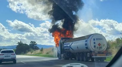 Tallada l'AP-7 a Bàscara en sentit sud per l'incendi d'un camió cisterna