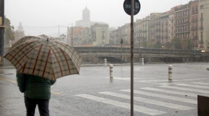El temporal provoca acumulacions d'aigua inundant baixos i garatges arreu de Girona