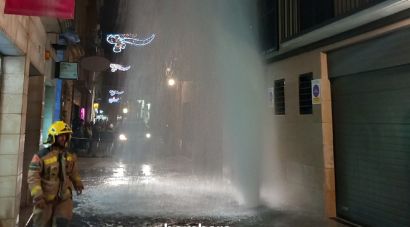 Una fuita d’aigua obliga a tallar el subministrament a diversos carrers de Sant Feliu de Guíxols
