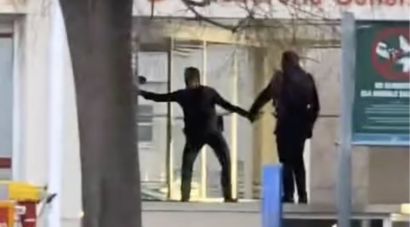 Un home provoca desperfectes a la façana de la Tresoreria de la Seguretat Social de Girona