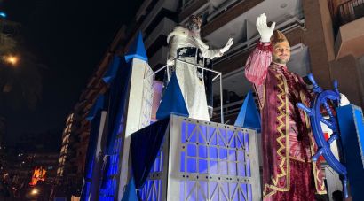 Centenars de famílies reben a Lloret els Reis d'Orient arribats amb carrosses d'estil mariner