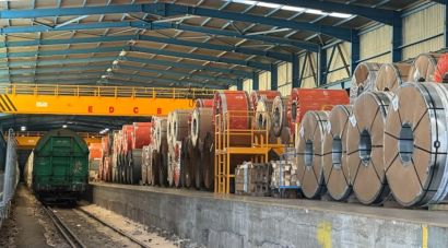 Una empresa ferroviària té 23.000 tones d'acer immobilitzades a Portbou pel tall a Rubí