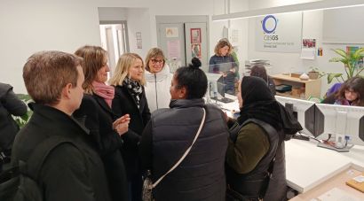 La consellera de Drets Socials visita Salt per conèixer els projectes A-Porta i les Cosidores