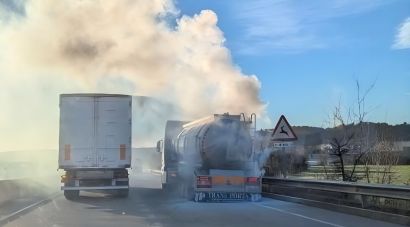 Un incendi en un camió talla la C-66 entre Sant Ferriol i Besalú