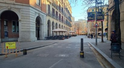 Girona repara les pilones de la plaça de la Independència i talla l’accés des de Ramon Folc