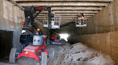 Girona comença a reforçar les bigues de la plataforma de la plaça Catalunya