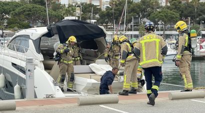 Crema una barca amarrada al port de blanes