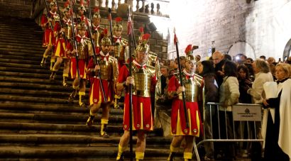 Milers de gironins assisteixen a la processó del Sant Enterrament