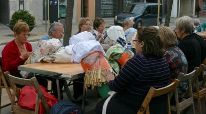 Girona i l’Associació de Puntaires crearan veles de punta per fer ombra a la via pública a l'estiu