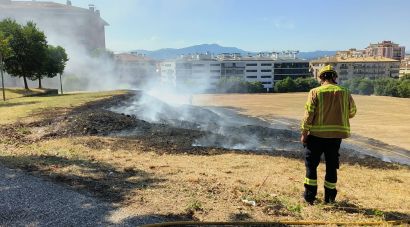 Dos incendis de vegetació a Girona mobilitzen els Bombers